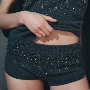 NWT ZARA DIAMANTE AND BEAD KNIT SHORT SIZE S
🚨FIRM PRICE NO DISCOUNT